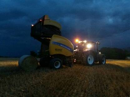 Bild 3:Rundballen pressen