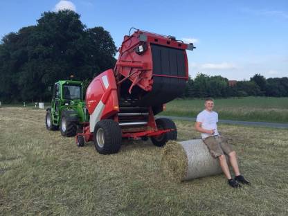 Bild 3:Rundballen Lohnpressen Heu Stroh Silage