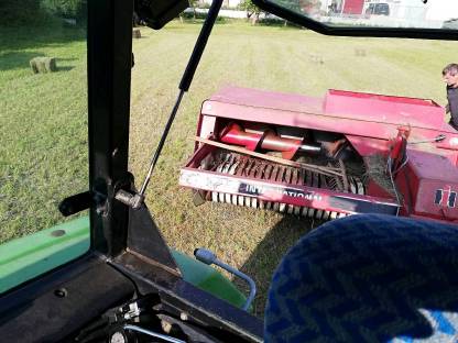 Bild 2:Biete Lohnpressen von HD Ballen an