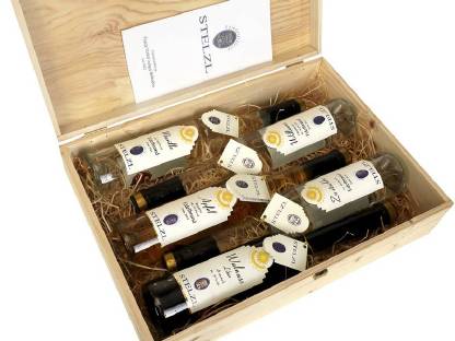 Bild 4:Karton in rot m. Holzwolle 2 Gläser 2 x 0,5 l Schnäpse, Ab-Preis