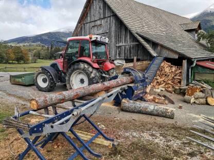 Bild 4:Holzspalten mit Sägespaltautomat