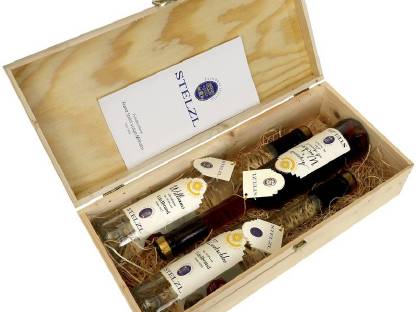 Bild 3:Karton in rot m. Holzwolle 2 Gläser 2 x 0,5 l Schnäpse, Ab-Preis