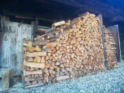 Bild 3:Holzspalten mit Sägespaltautomat