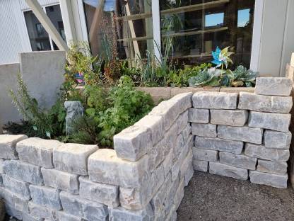 Natursteinmauer aus Römerkalkstein gelbgrau