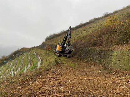 Bild 3:Forst-Alm-Wegsanierungen, Rekultivierung, Böschungspflege.