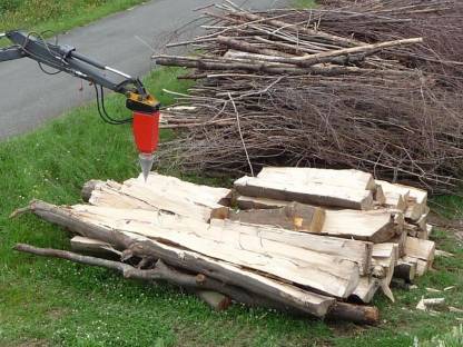Bild 5:Forst-Alm-Wegsanierungen, Rekultivierung, Böschungspflege.