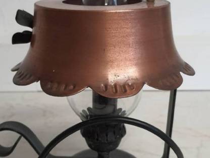 Rustikale Stehlampe mit Messingschirm