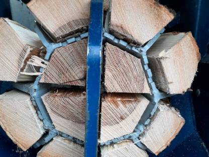 Bild 2:Lohnspalten/ Brennholzproduktion