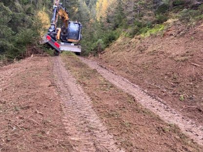 Bild 2:Straßen- u. Wegsanierung, Böschungsfräsen