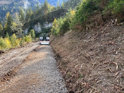 Bild 3:Straßen- u. Wegsanierung, Böschungsfräsen