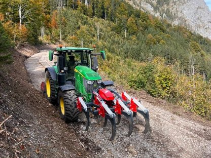 Bild 4:Straßen- u. Wegsanierung, Böschungsfräsen