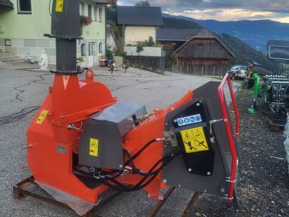Bild 6:Holzhäcksler mit Einzug und Eigenölversorgung bis 18 cm