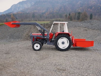 Bild 3:Steyr 540 G mit Frontlader und Ladekiste