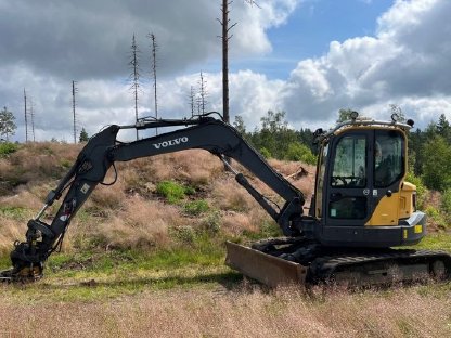 Volvo ECR88D mit Tiltrotator, Greifer und Schaufeln