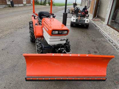 Kubota B1400 mit Schneepflug