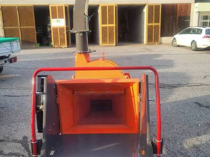Bild 5:Holzhäcksler mit Einzug und Eigenölversorgung bis 18 cm