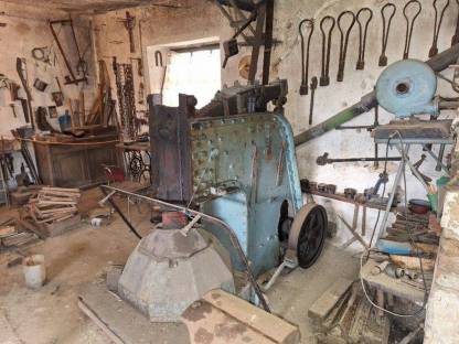 Bild 2:Federnhammer - Schmiede