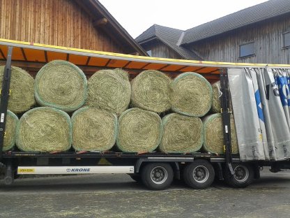 Rundballen und Kleinballen mit Warmluft belüftet