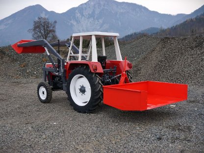 Bild 2:Steyr 540 G mit Frontlader und Ladekiste