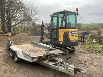 Volvo EC18D mit Anhänger und 3 Schaufeln