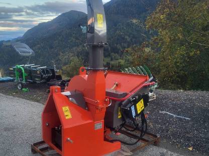 Bild 3:Holzhäcksler mit Einzug und Eigenölversorgung bis 18 cm