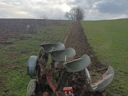 Bild 3:Biete Pflügen an, 4 Schar, steingesichert