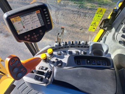 Bild 4:Mähdrescher New Holland CR9080