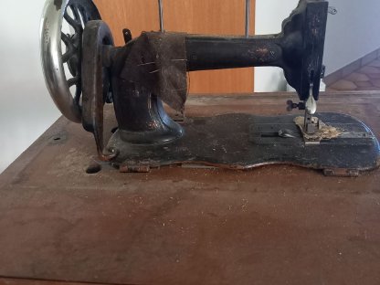 Bild 2:Alte Nähmaschine Singer