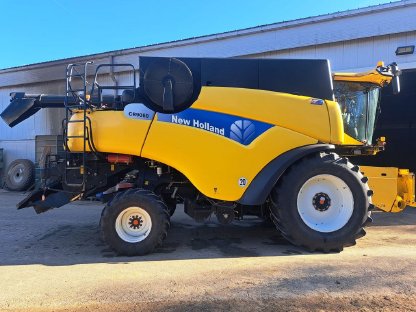 Bild 2:Mähdrescher New Holland CR9080