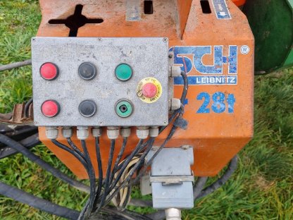 Bild 2:Posch Holzspalter liegend 28 t