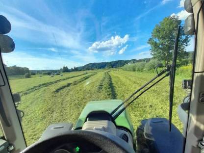 Bild 3:Rundballenpressen kombiniert