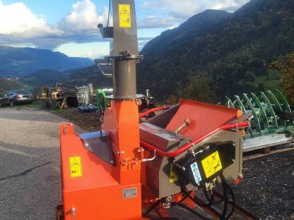 Bild 2:Holzhäcksler mit Einzug und Eigenölversorgung bis 18 cm