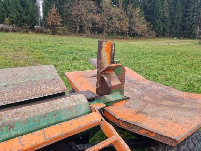 Bild 3:Posch Holzspalter liegend 28 t