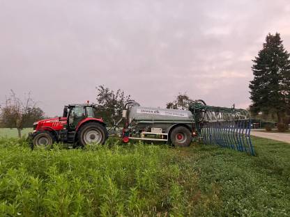 Bild 2:Gülleausbringung