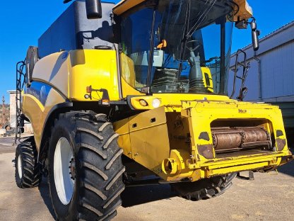 Bild 3:Mähdrescher New Holland CR9080