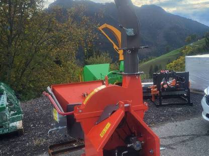 Bild 4:Holzhäcksler mit Einzug und Eigenölversorgung bis 18 cm