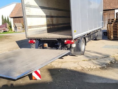 LKW Anhänger Kofferaufbau Laderampe