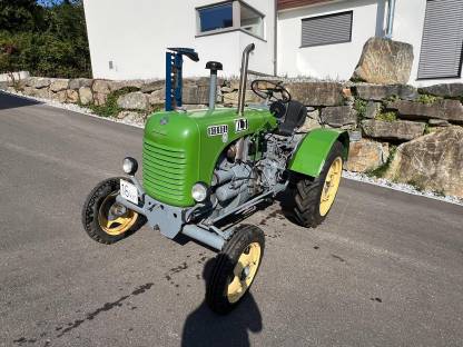 Steyr 80 mit Mähbalken und Hubwerk