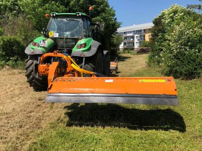 Bild 2:Böschungsmulchen und Flächenmulchen