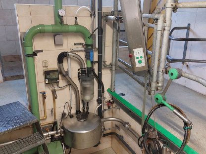 Bild 2:Melkstand mit Vakuumpumpe