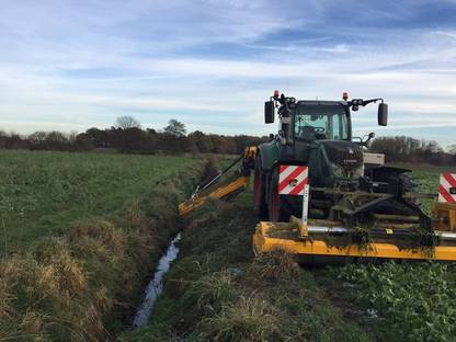 Bild 2:Mulchen von Grünland/ Graben/ Forst und Waldweg