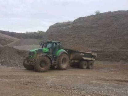 Bild 3:Erd / Kiestransporte mit Traktoren und Muldenkippern