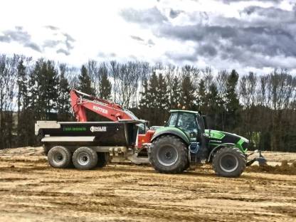 Bild 2:Erd / Kiestransporte mit Traktoren und Muldenkippern