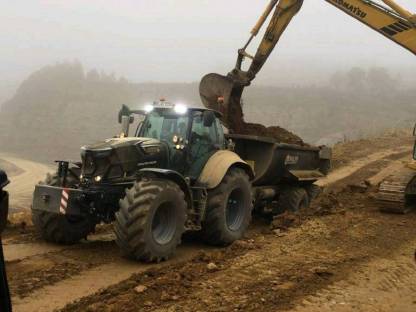 Bild 4:Erd / Kiestransporte mit Traktoren und Muldenkippern