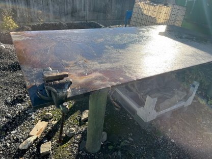 Bild 2:Schweißtisch 3x1,5 m mit 30 mm Stahlplatten und Schraubstock