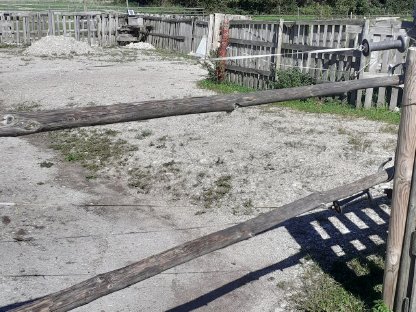 Bild 3:Grundstück mit Unterstand