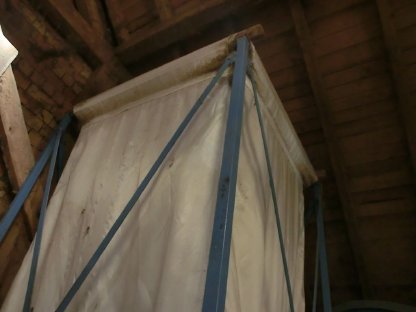 Bild 2:Silosack mit Gestell, Zu- und Auslaufrohre komplett