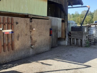 Bild 5:Grundstück mit Unterstand