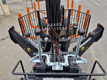 Bild 3:BMF 8T2 mit 720 Kran, Drehhebelsteuerung