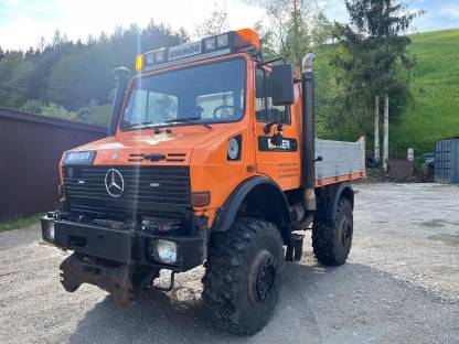 Unimog U1600 mit 240 PS und Allradlenkung